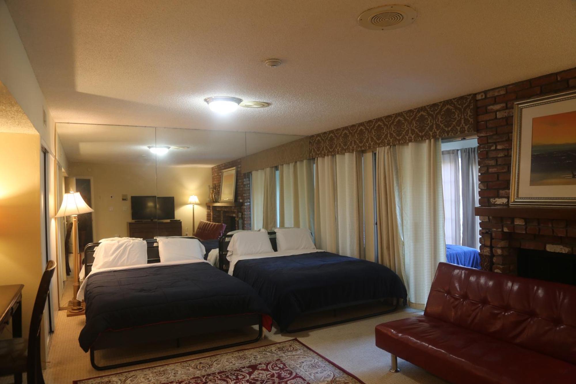 In Hollywood Hills Bed and breakfast 3*